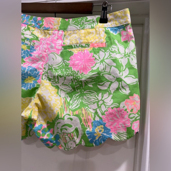 Lilly Pulitzer Buttercup Shorts in Hibiscus Stroll Size 8 - Picture 8 of 16